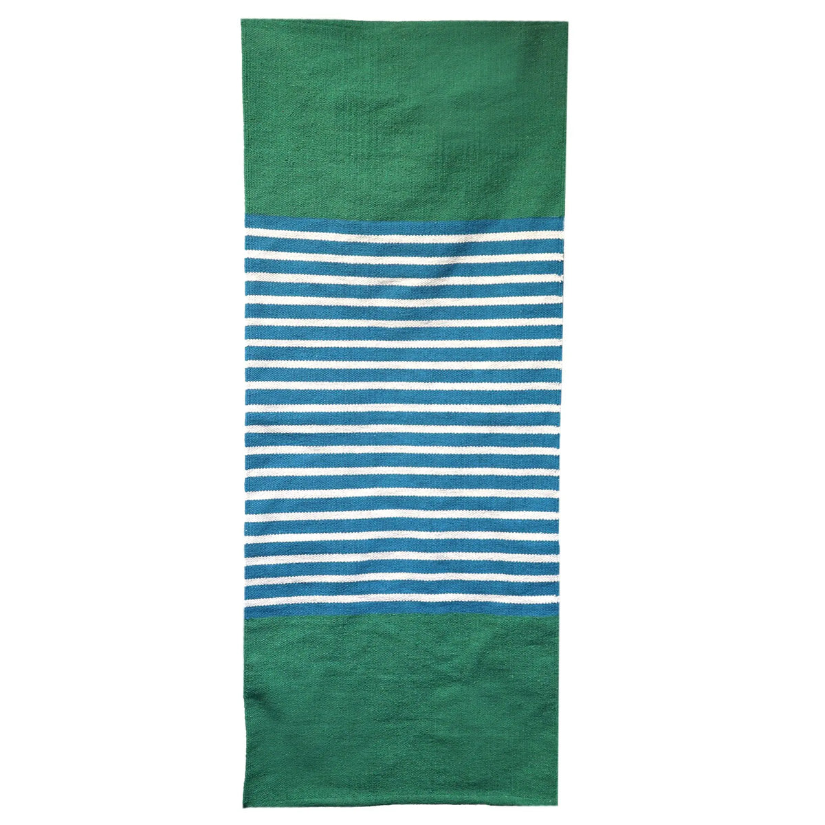 Alfombra rectangular de algodón con franjas azules y blancas centrales y extremos en verde sólido estilo artesanal