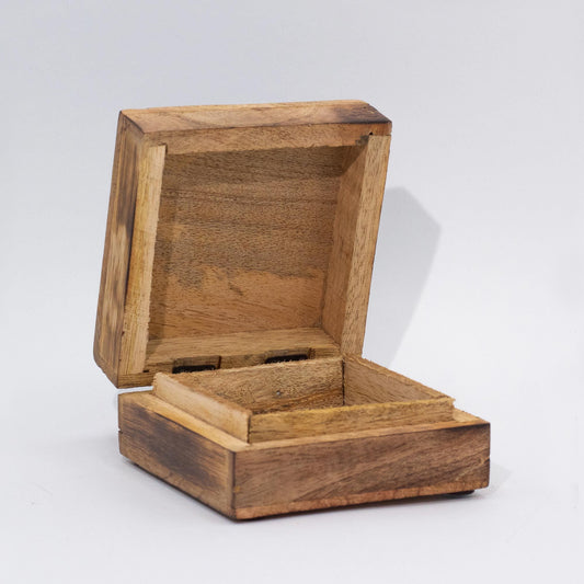 Caja cuadrada de madera natural abierta, con acabado rústico y veteado visible. Fondo neutro.