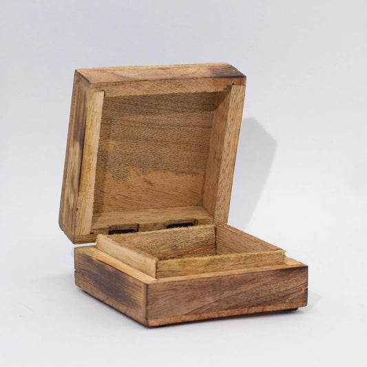 Caja cuadrada de madera natural abierta, con acabado rústico y veteado visible. Fondo blanco.