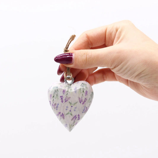 Corazón decorativo transparente con flores de lavanda, hecho de resina, ideal para colgar en casa.