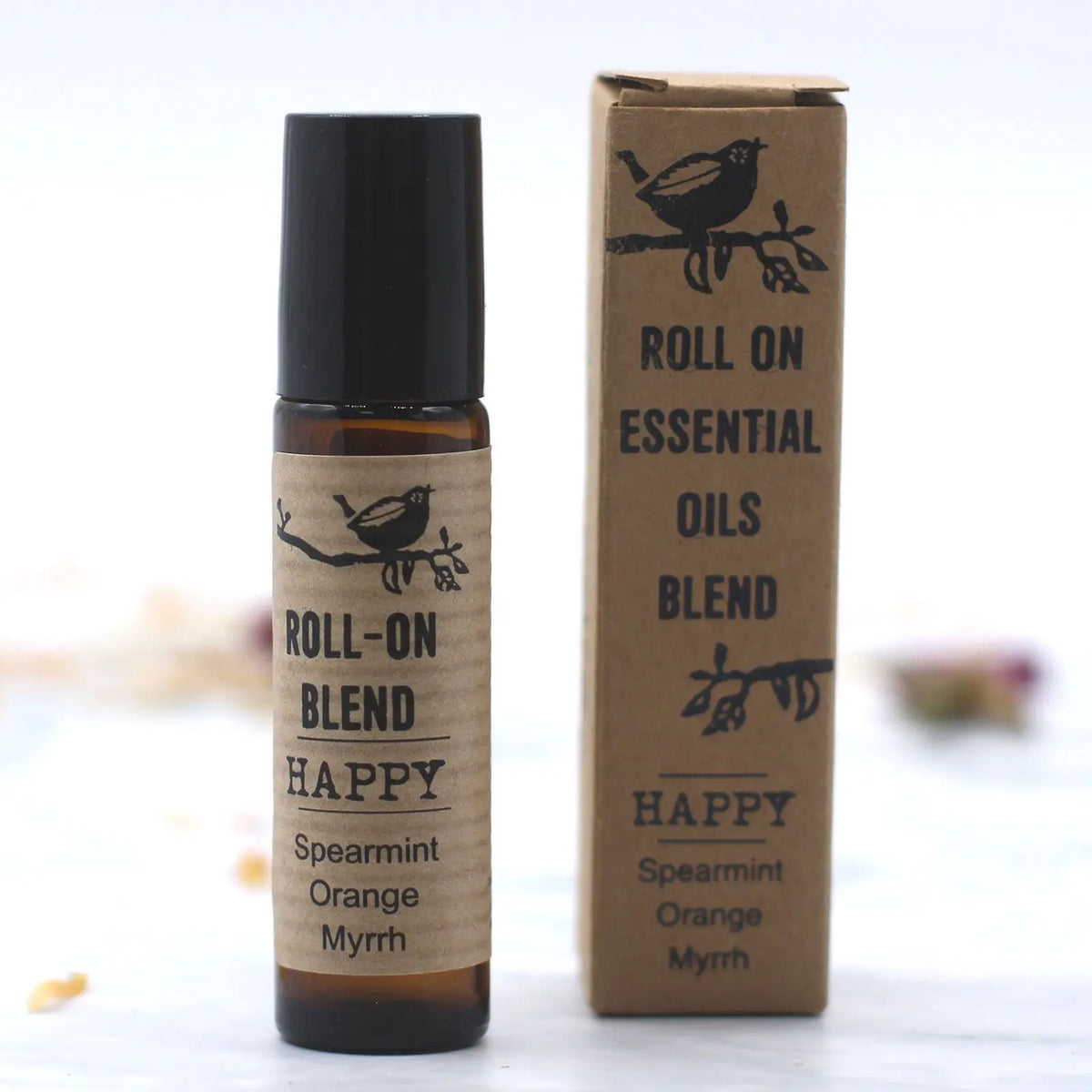 Mezcla de aceites esenciales en roll-on, color ámbar, con aromas de menta, naranja y mirra. Caja de cartón kraft.