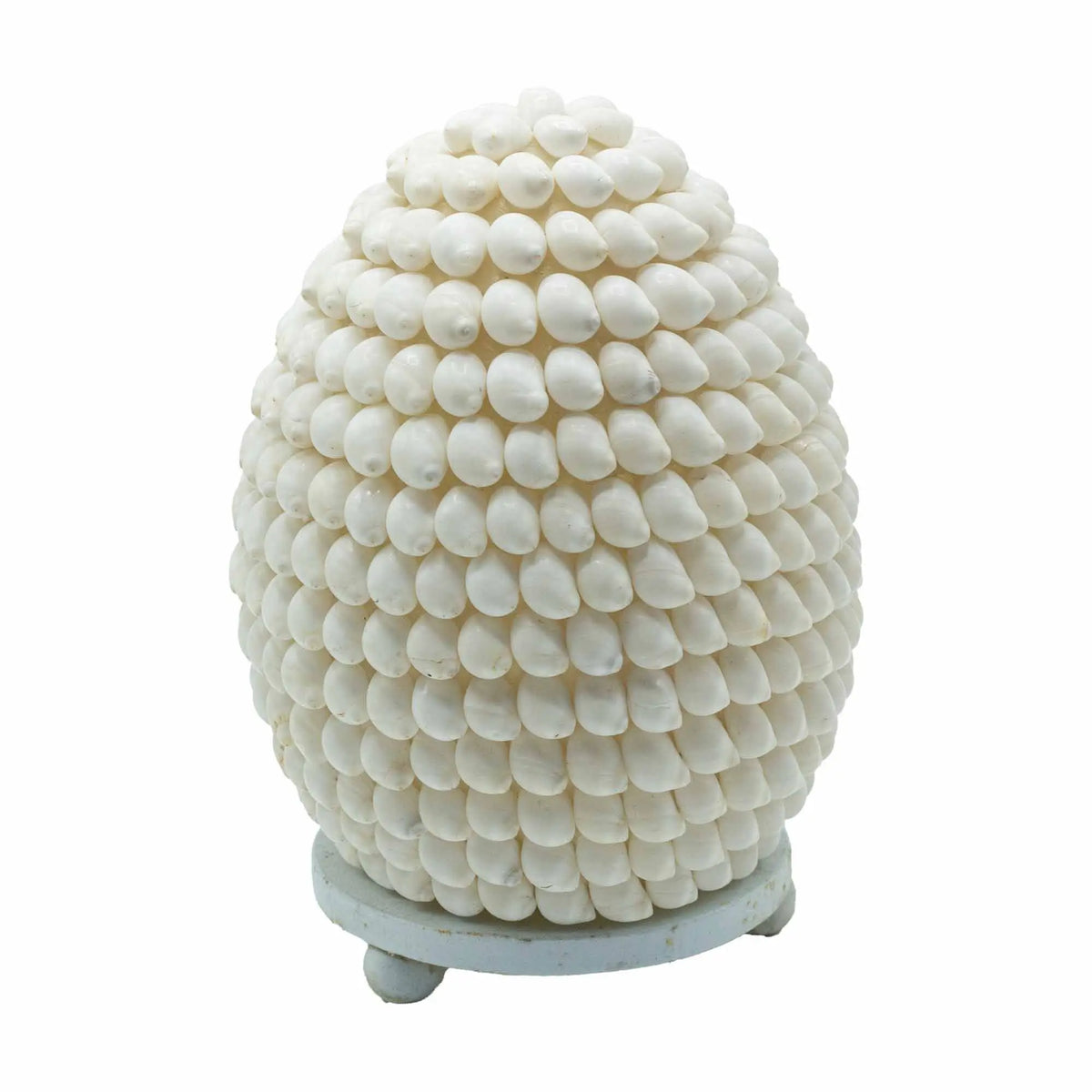 Lámpara boho ovalada de 15 cm, recubierta de pequeñas conchas marinas blancas sobre una base circular clara.