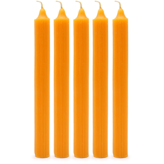 Cinco velas de mesa cilíndricas color mango, con acabado rústico y mecha visible, sobre fondo blanco.