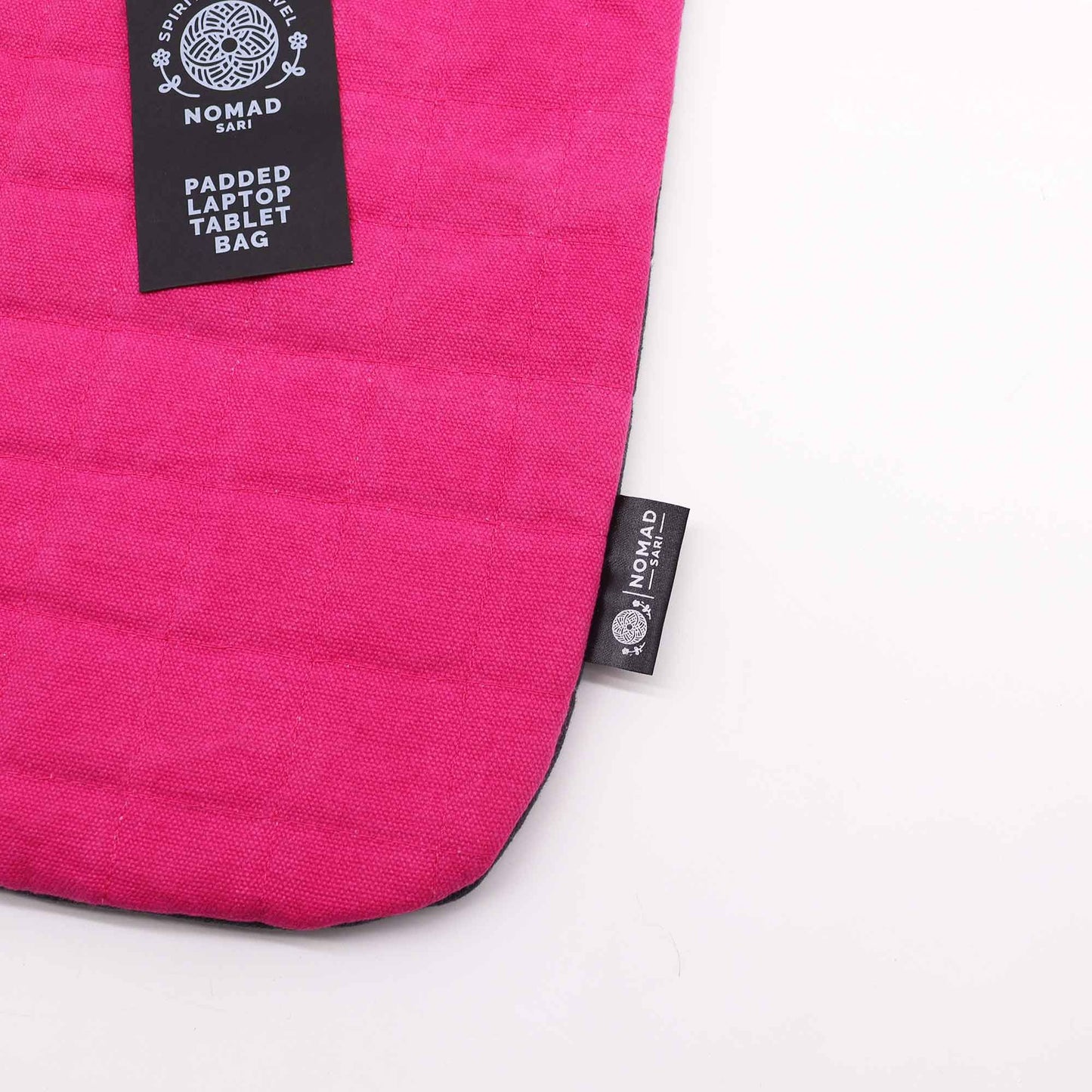 Bolso acolchado para laptop y tablet en color fucsia, material resistente, estilo moderno y funcional.