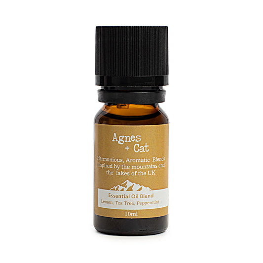 Frasco de vidrio ámbar de 10ml con tapa negra y etiqueta beige de Agnes + Cat; mezcla de limón, árbol del té y menta.