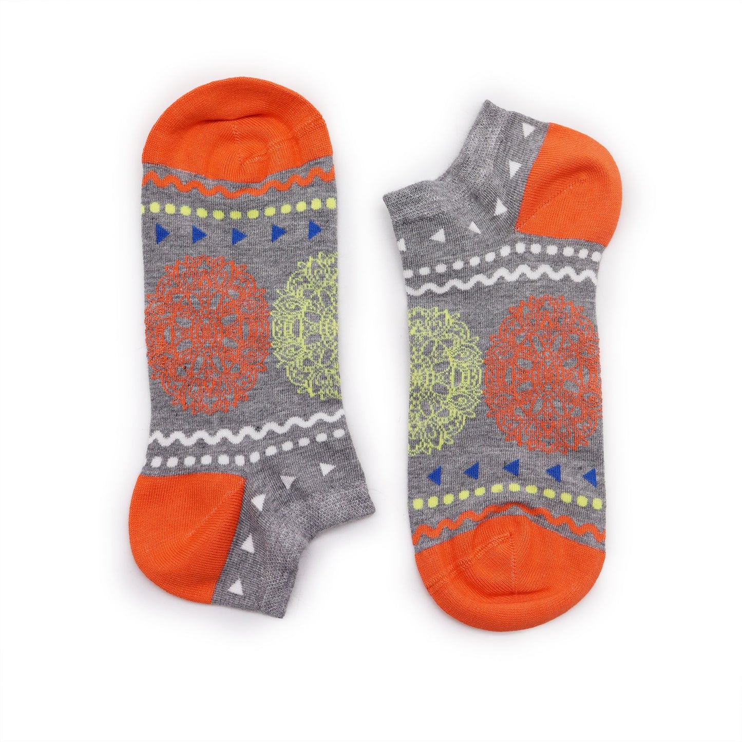 Calcetas cortas grises con diseño multicolor; detalles en naranja, verde y azul. Ideal para un look casual y divertido.
