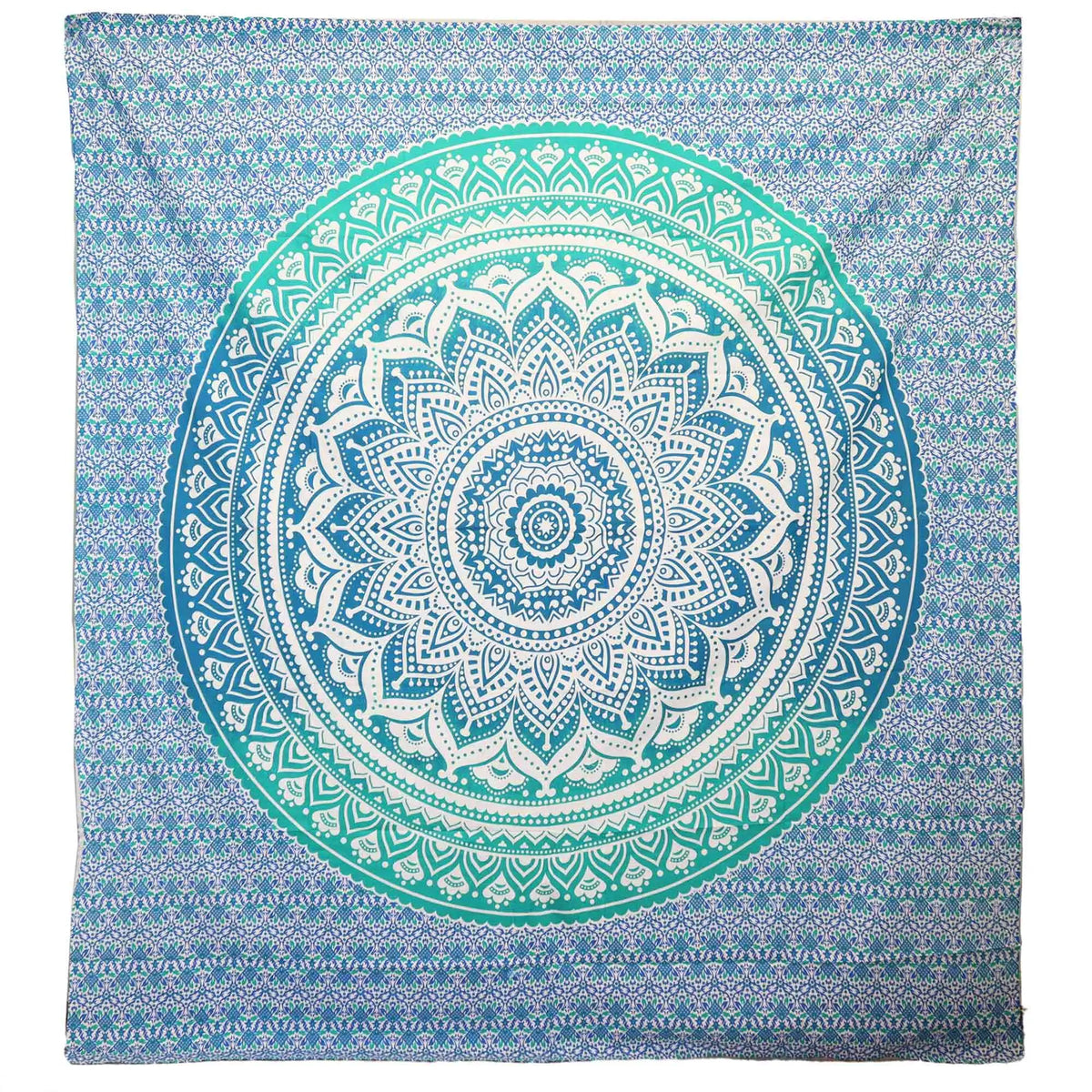 Tapiz cuadrado con diseño de mandala central en tonos azul y verde turquesa sobre fondo de patrones geométricos.