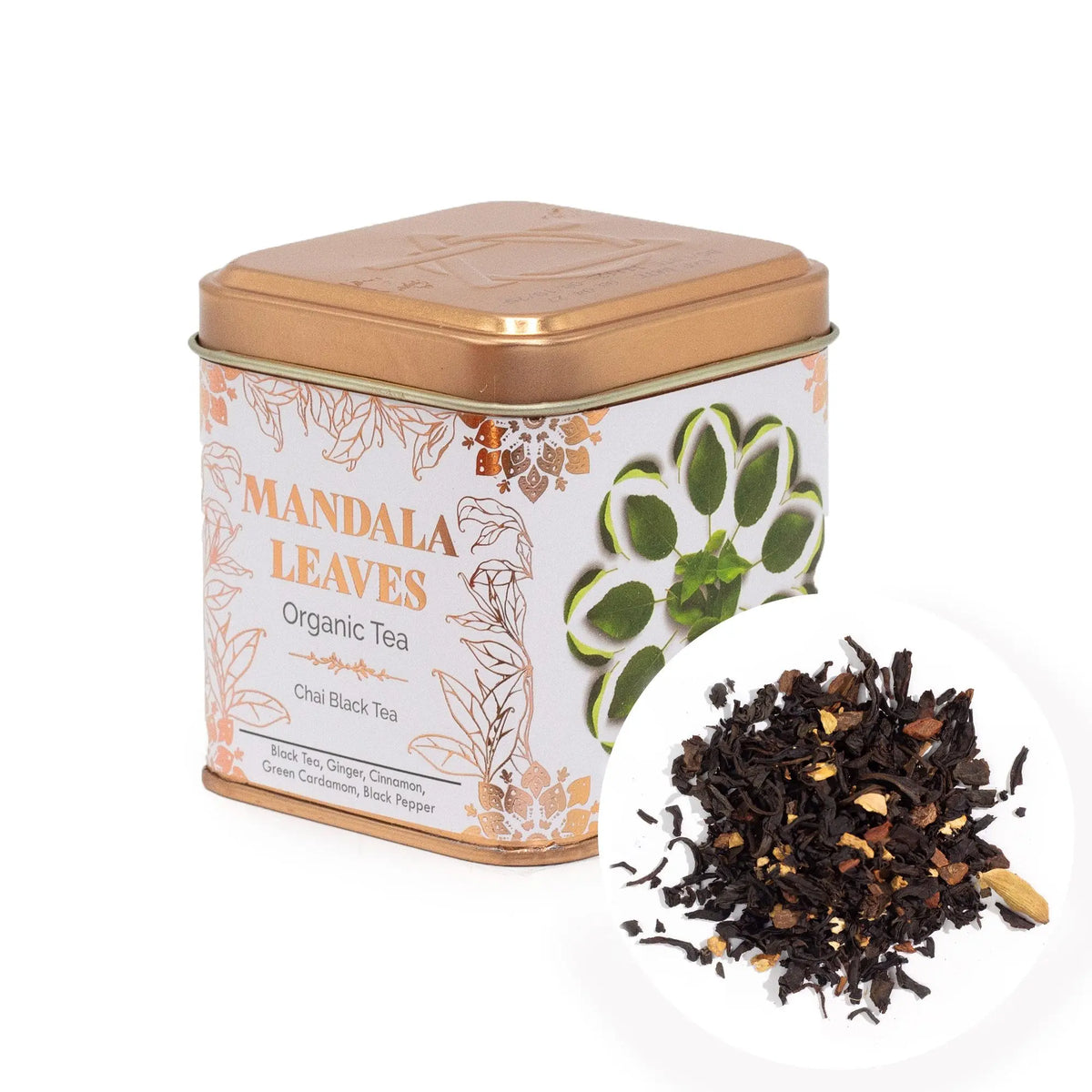 Lata cuadrada dorada de té negro chai con diseño botánico y una muestra de hojas de té especiadas al frente.