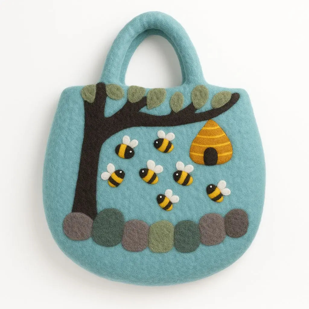 Bolsa de fieltro azul claro con diseño artesanal de árbol, colmena y abejas en colores cálidos y textura suave