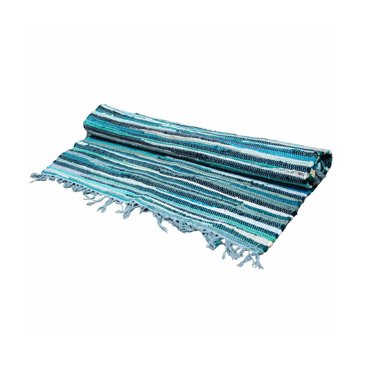 Alfombra de trapo rectangular, 50x90 cm, con rayas en tonos azul y turquesa, textura tejida y flecos en los extremos.