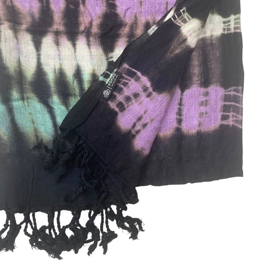 Estola de tela ligera con estampado tie-dye de rayas moradas, negras y verdes, acabado con flecos en los extremos.