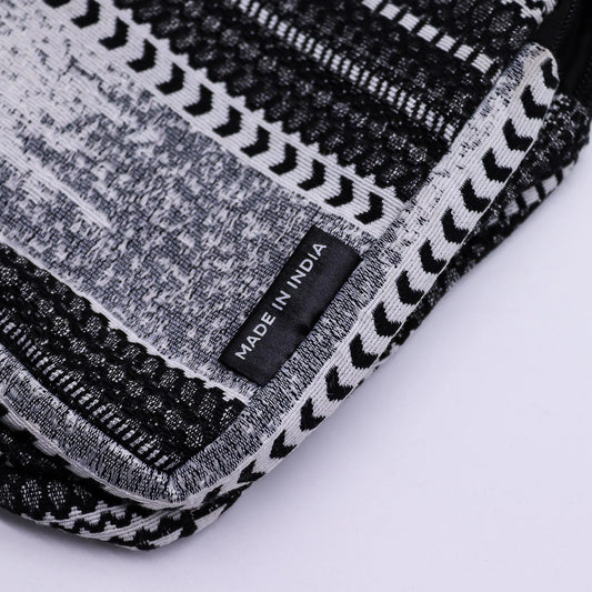 Funda de tela negra y blanca, patrón geométrico, hecha en India, ideal para proteger dispositivos electrónicos.