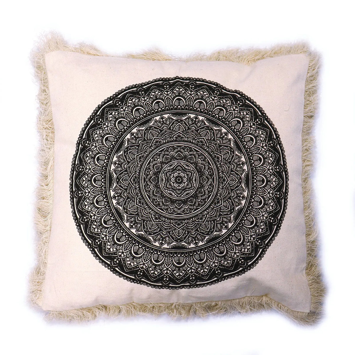 Funda de cojín cuadrada de tela cruda con estampado de mandala negro y flecos en los bordes. Estilo bohemio.