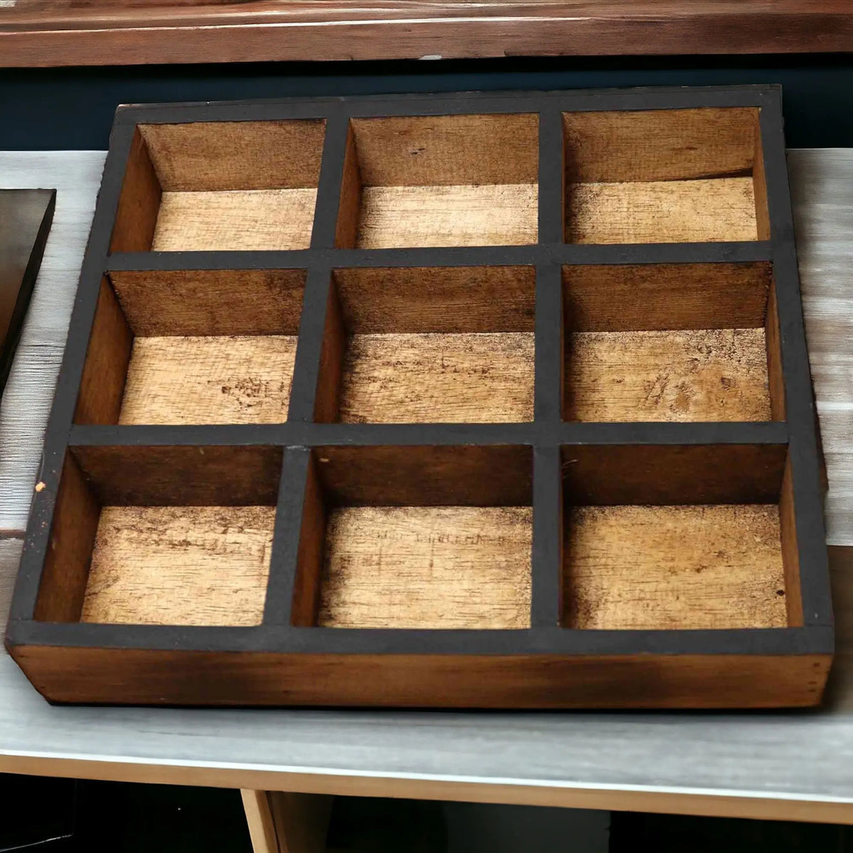 Bandeja expositora de madera hecha a mano con 9 compartimentos, acabado en tonos marrón claro y bordes oscuros.