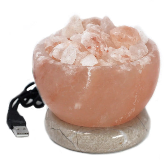 Lámpara de sal del Himalaya con forma de cuenco, llena de cristales y base de piedra, con cable de conexión USB.