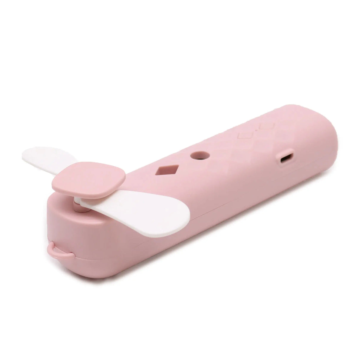 Ventilador facial portátil rosa de plástico con aspas blancas, puerto USB y pulverizador integrado. Diseño elegante.