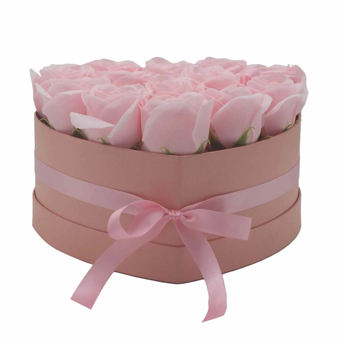 Caja en forma de corazón con 13 rosas de jabón color rosa claro y un lazo de satén decorativo. Fondo blanco.
