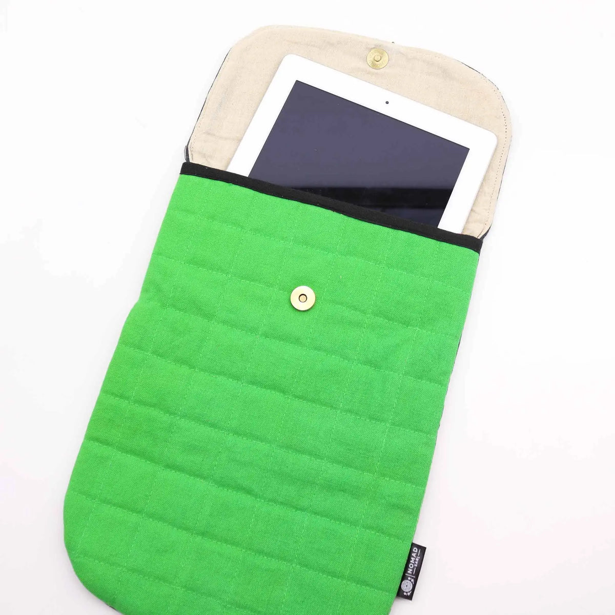 Funda de tablet verde brillante, de tela acolchada, con interior beige y botón de cierre, elegante y funcional.
