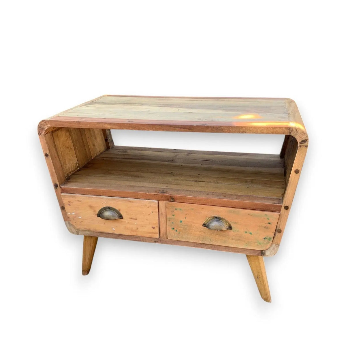Mueble TV de madera reciclada con estante abierto, dos cajones frontales y patas inclinadas estilo rústico vintage.