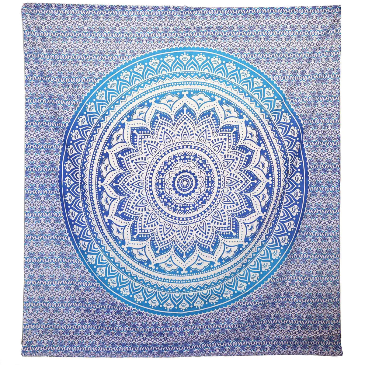 Tapiz cuadrado con diseño de mandala circular en tonos azules y blancos, estilo bohemio detallado sobre tela ligera.