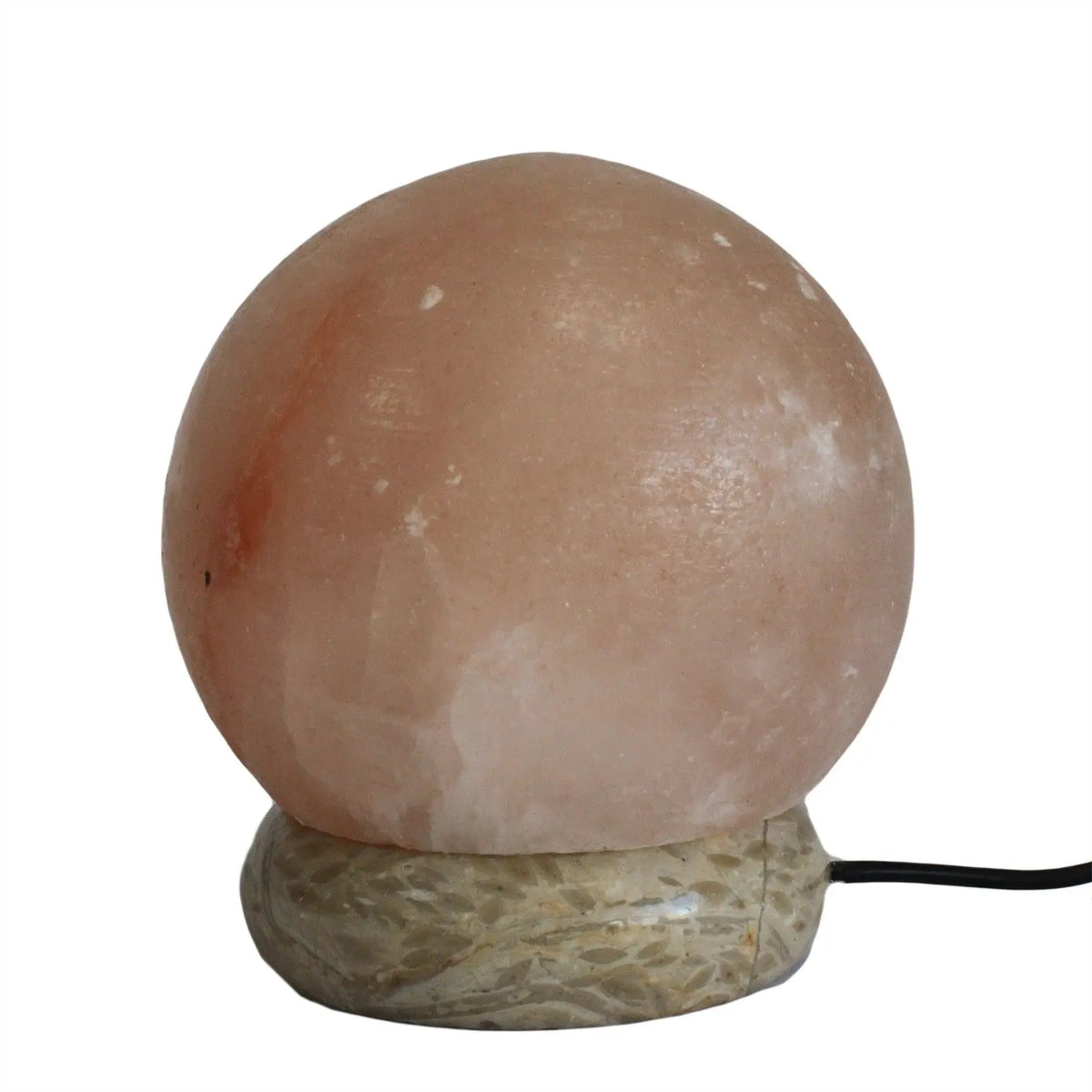 Lámpara de sal del Himalaya esférica de 8 cm sobre base de piedra gris con cable USB, sobre fondo blanco.