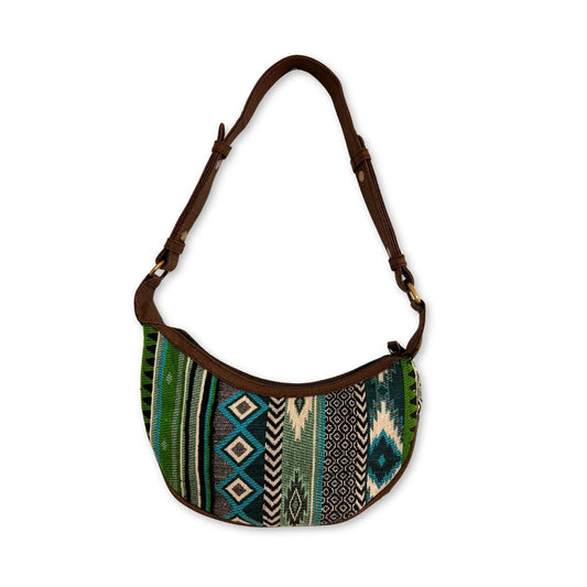Bolso hobo de jacquard con patrones geométricos en tonos verdes y azules, correa ajustable de cuero marrón.