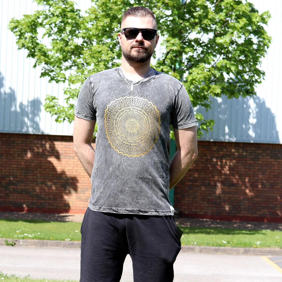 Camiseta gris jaspeada con diseño mandala dorado, estilo casual, algodón suave, ideal para verano.