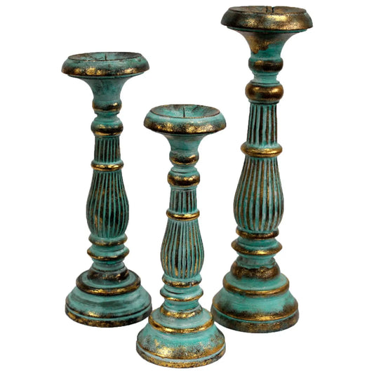 Tres candelabros de madera vintage con acabado turquesa y detalles dorados, de estilo torneado y diseño clásico.