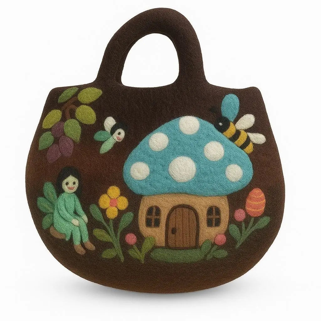 Bolsa de fieltro marrón con bordado de hada, casa seta azul, flores y abeja. Diseño artesanal y redondeado.