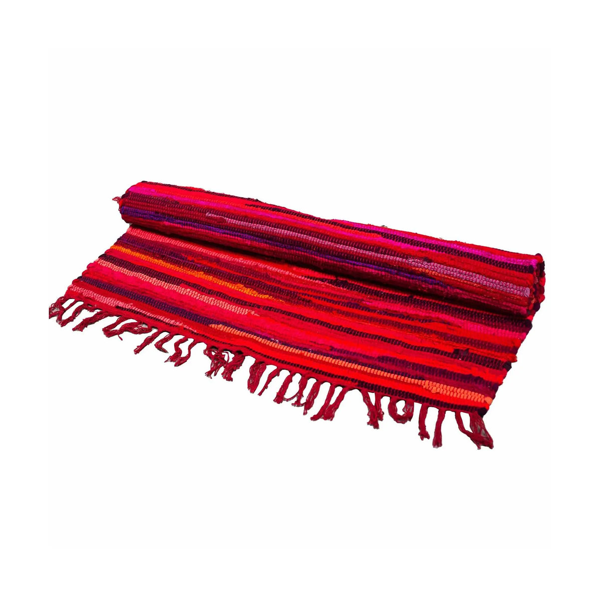 Alfombra india de trapo artesanal en tonos rosa fucsia y rojo con flecos y textura tejida a rayas sobre fondo blanco