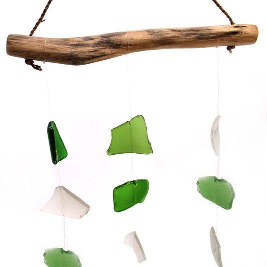 Carillón de madera con piezas de vidrio reciclado verde y blanco colgando de hilos, estilo rústico y natural.