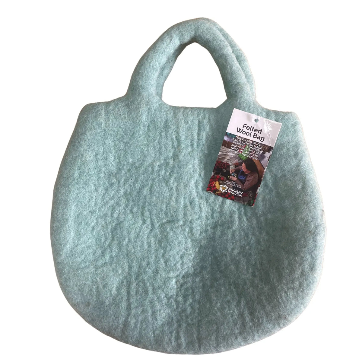 Bolsa de mano de fieltro color verde agua con textura suave y etiqueta informativa colgante sobre fondo blanco.