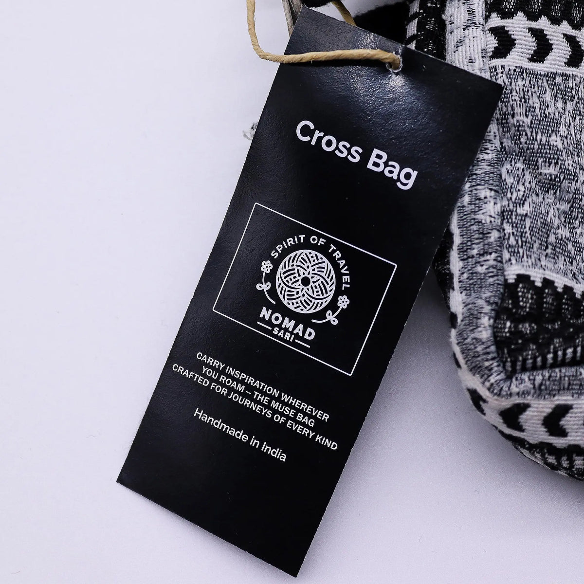 Bolso cruzado hecho a mano en India, de tela blanca y negra con diseño étnico, ideal para viajes y uso diario.