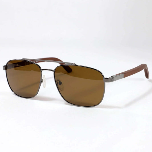 Gafas aviador con montura metálica gris, lentes marrones y patillas de madera sobre fondo blanco.