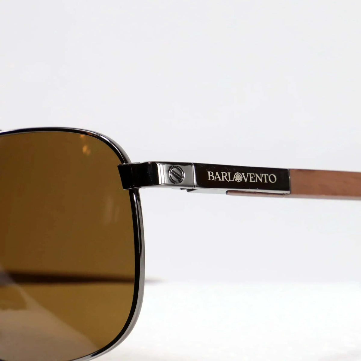 Gafas estilo aviador con montura metálica oscura, cristales marrones y varillas de madera natural.