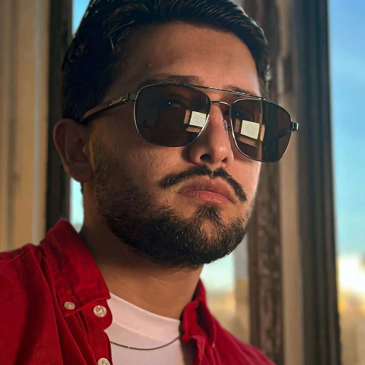 Gafas de sol estilo aviador con montura metálica y patillas de madera oscura, lentes oscuras polarizadas.