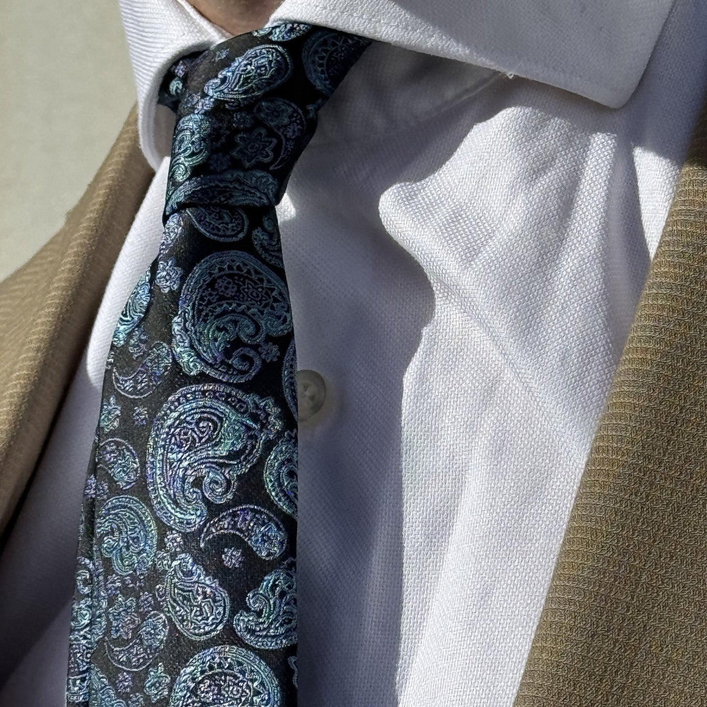 Beaugency · corbata con estampado paisley azul