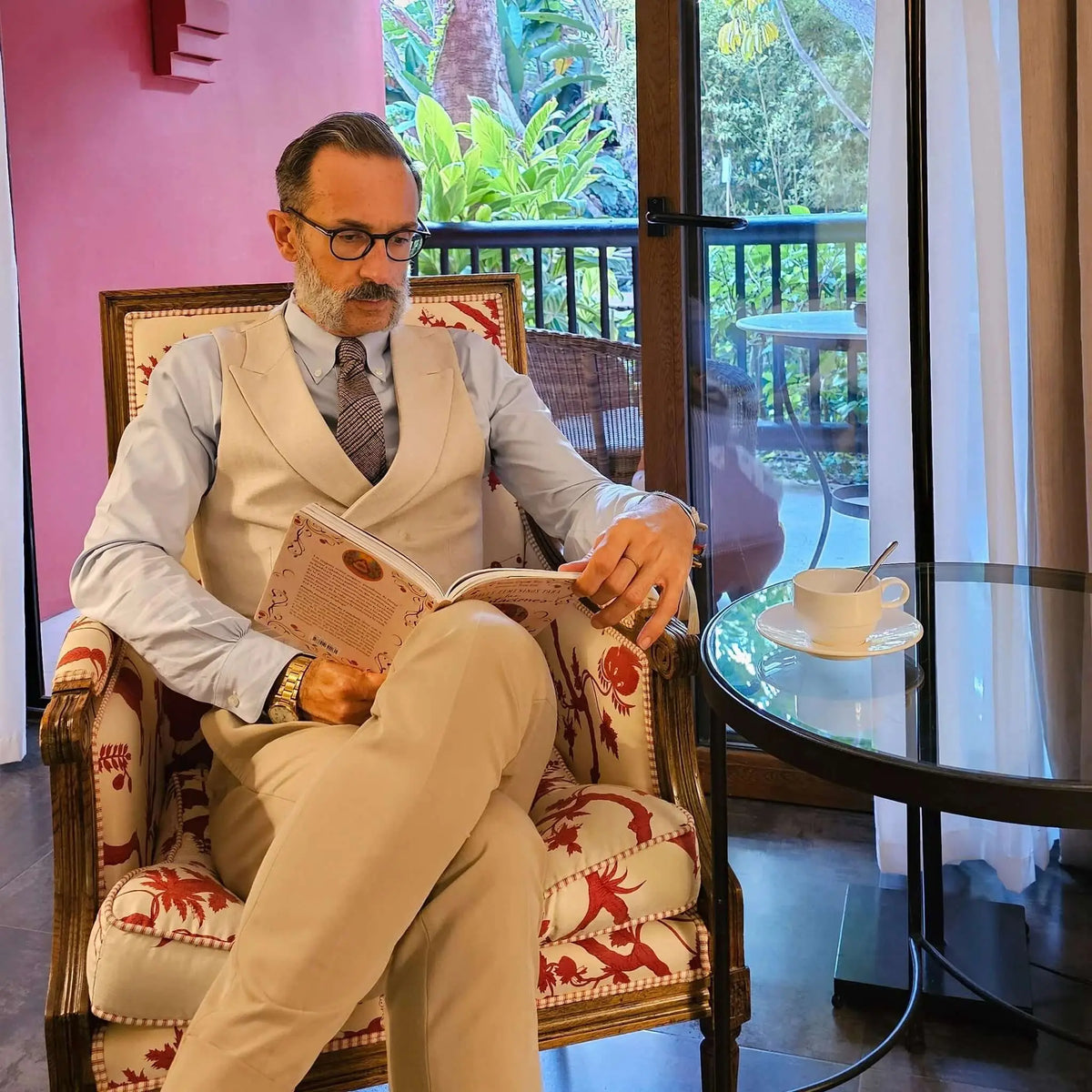 Corbata de lana marrón con textura tejida y patrón de espiga, estilo clásico y elegante.