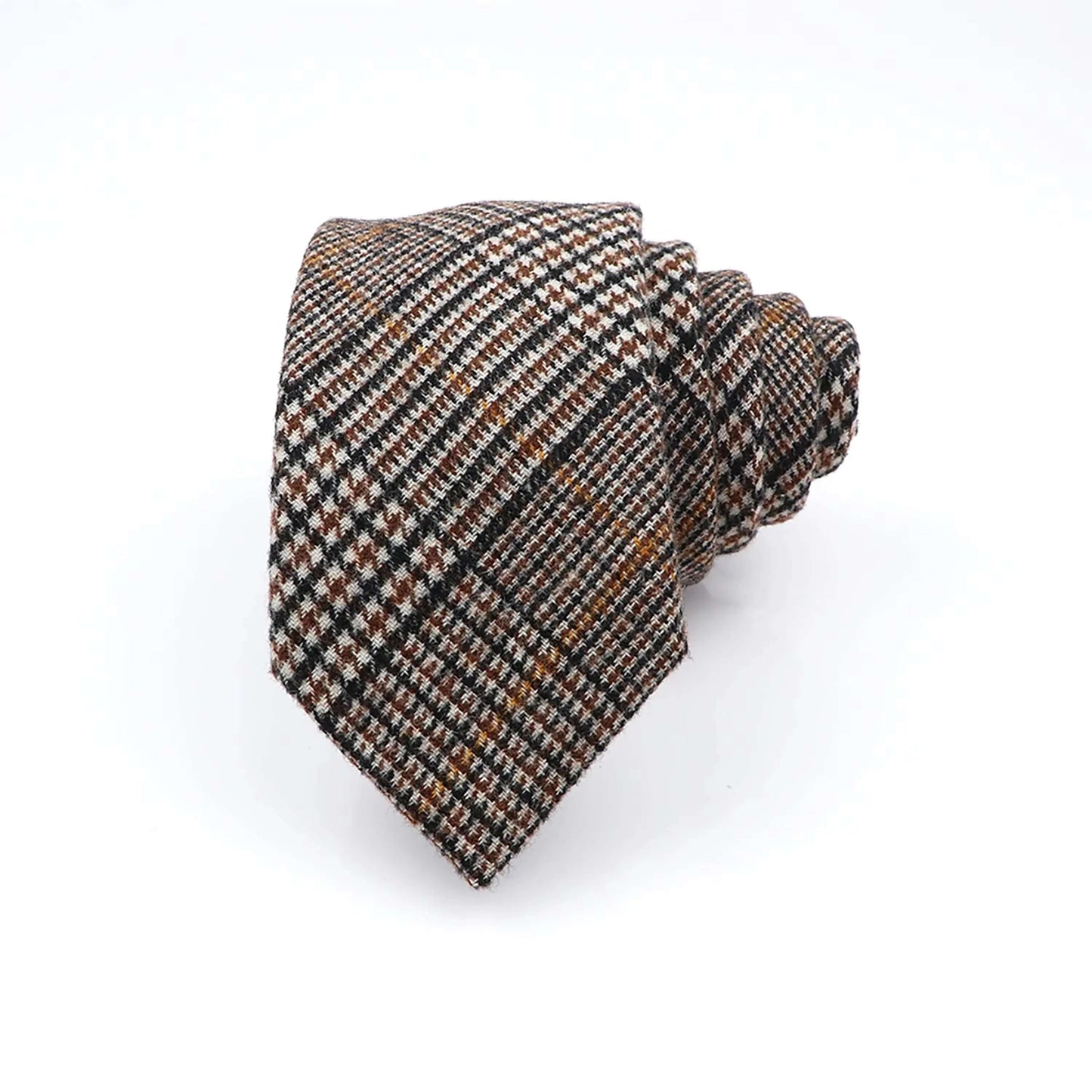 Corbata de lana enrollada con estampado de cuadros príncipe de gales en tonos marrón, negro y blanco sobre fondo claro.