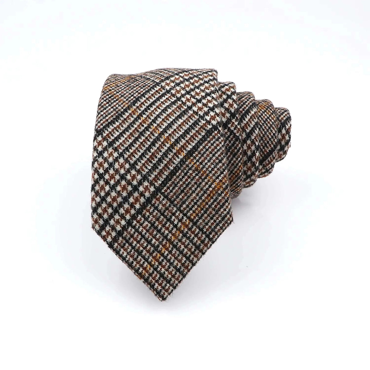 Corbata de lana enrollada con estampado de cuadros príncipe de gales en tonos marrón, negro y blanco sobre fondo claro.