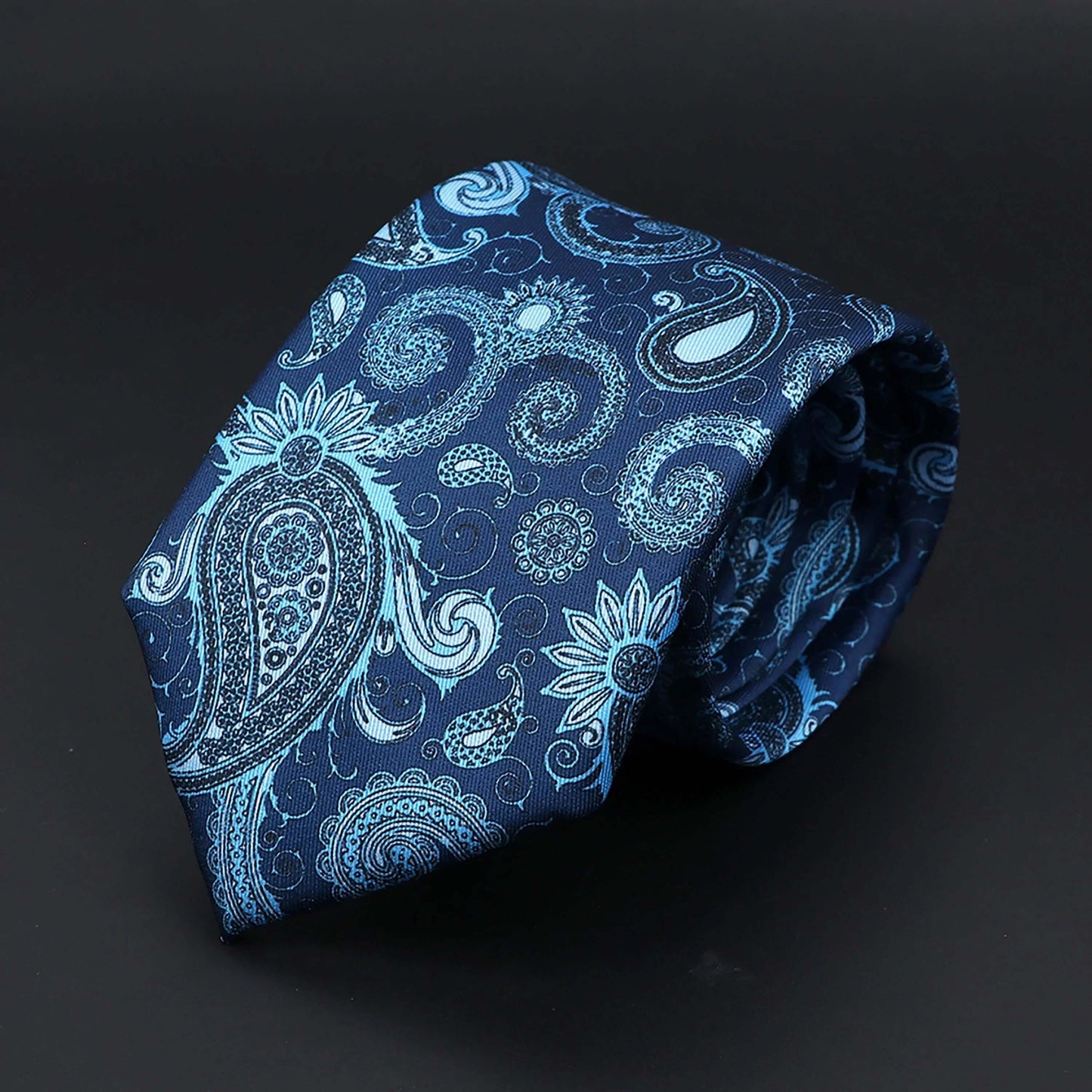 Corbata de seda azul con estampado paisley detallado en tonos azul claro, diseño elegante y sofisticado.
