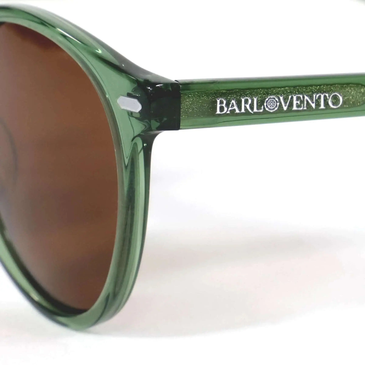 Gafas de sol redondas con montura de acetato verde traslúcido y lentes marrones. Diseño clásico con remache metálico.