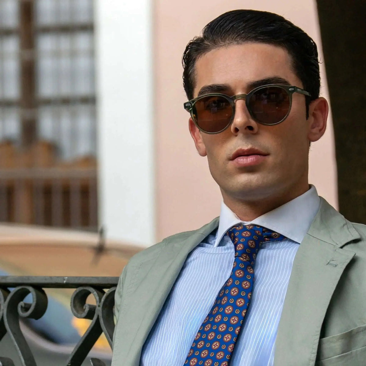 Gafas de sol redondas con montura de acetato verde traslúcido y lentes marrones, estilo clásico y elegante.