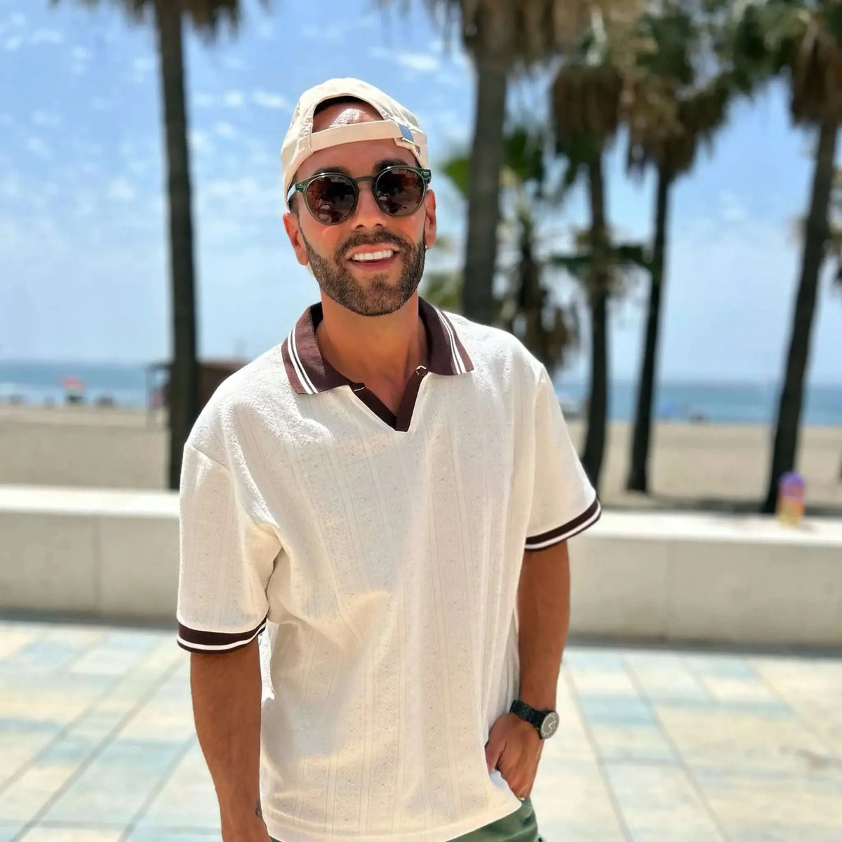 Gafas de sol redondas con montura verde translúcida y lentes marrones. Estilo clásico y elegante para hombre.