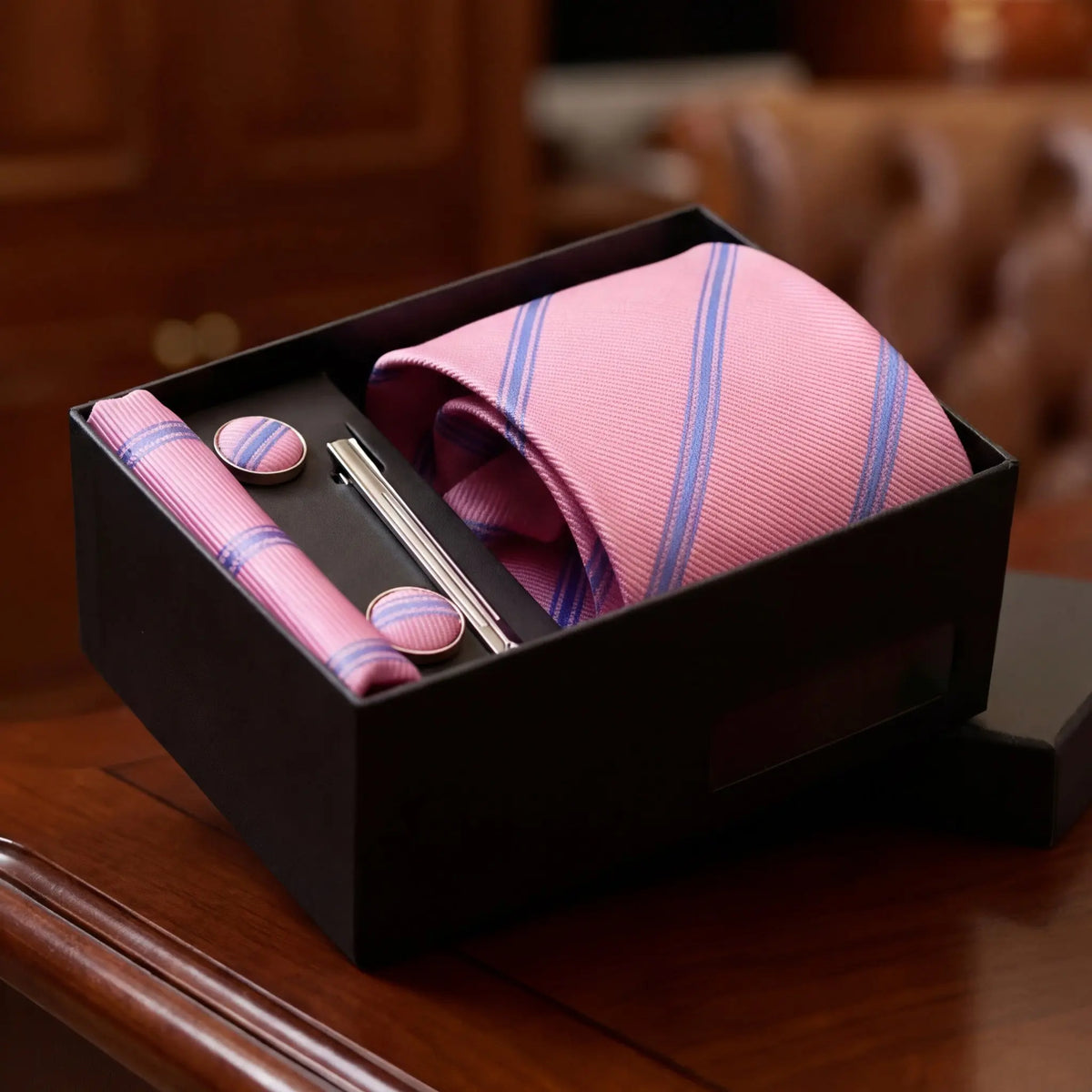Brighton · conjunto de corbata a rayas rosas y azules con pañuelo de bolsillo, gemelos y pasador de corbata