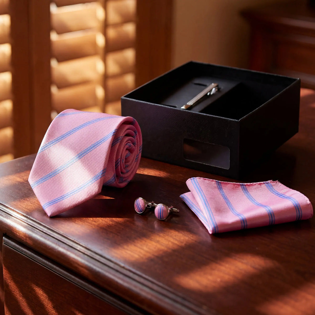 Brighton · conjunto de corbata a rayas rosas y azules con pañuelo de bolsillo, gemelos y pasador de corbata