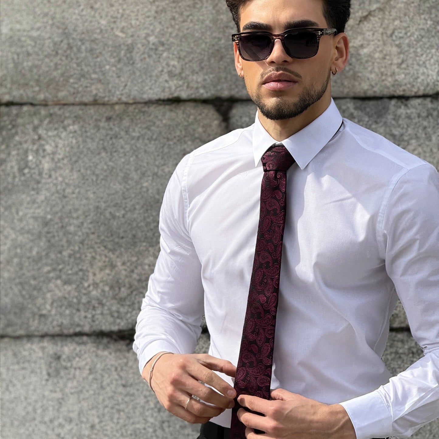 Burgundy · corbata con estampado paisley rojo