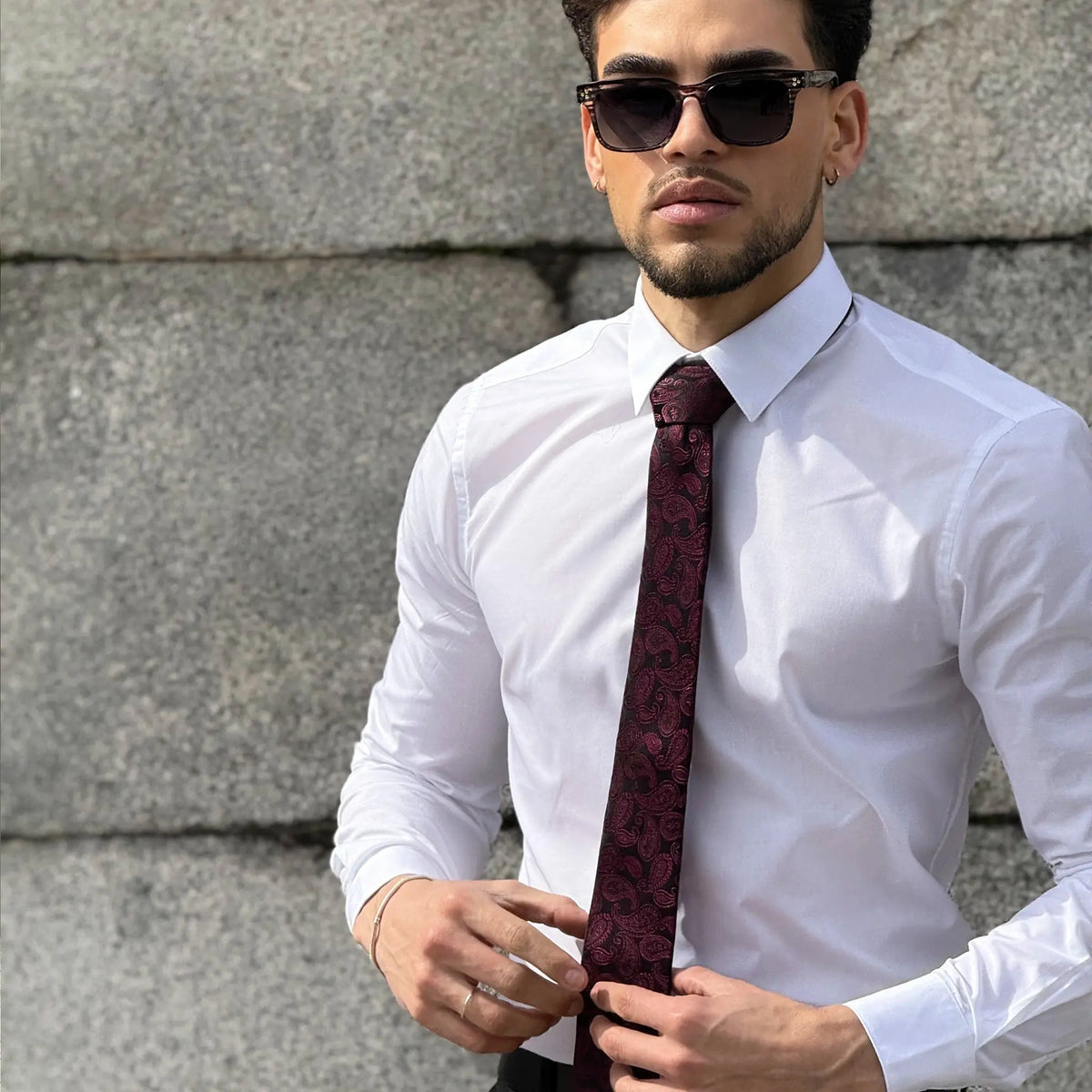 Burgundy · corbata con estampado paisley rojo