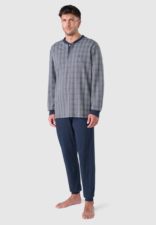 Pijama de hombre a rayas en azul y gris, de algodón, con cuello de botones y pantalones azul marino.