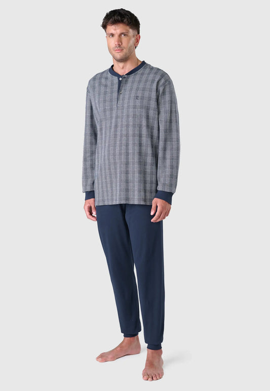 Pijama de hombre a rayas en azul y gris, de algodón, con cuello de botones y pantalones azul marino.